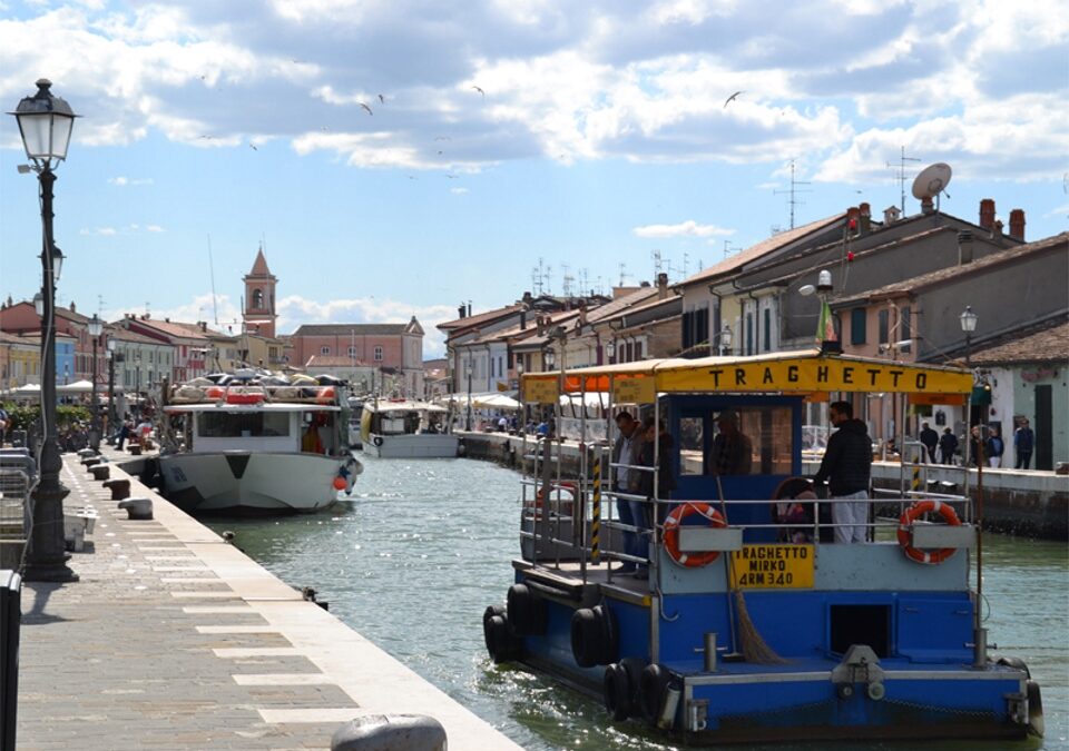 Attraversare il Porto Canale con il traghetto: una piccola emozionante esperienza