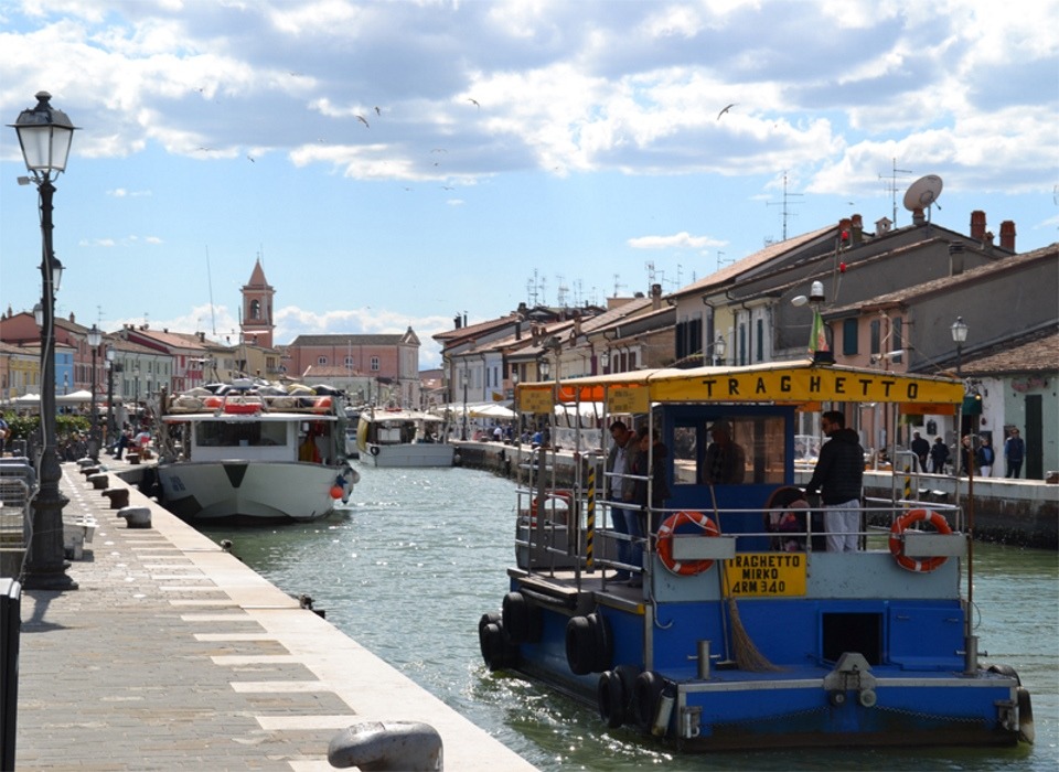 visit cesenatico - traghetto porto canale